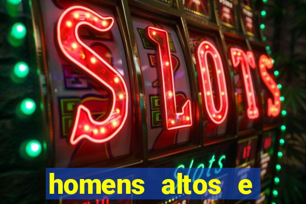 homens altos e magros pelados